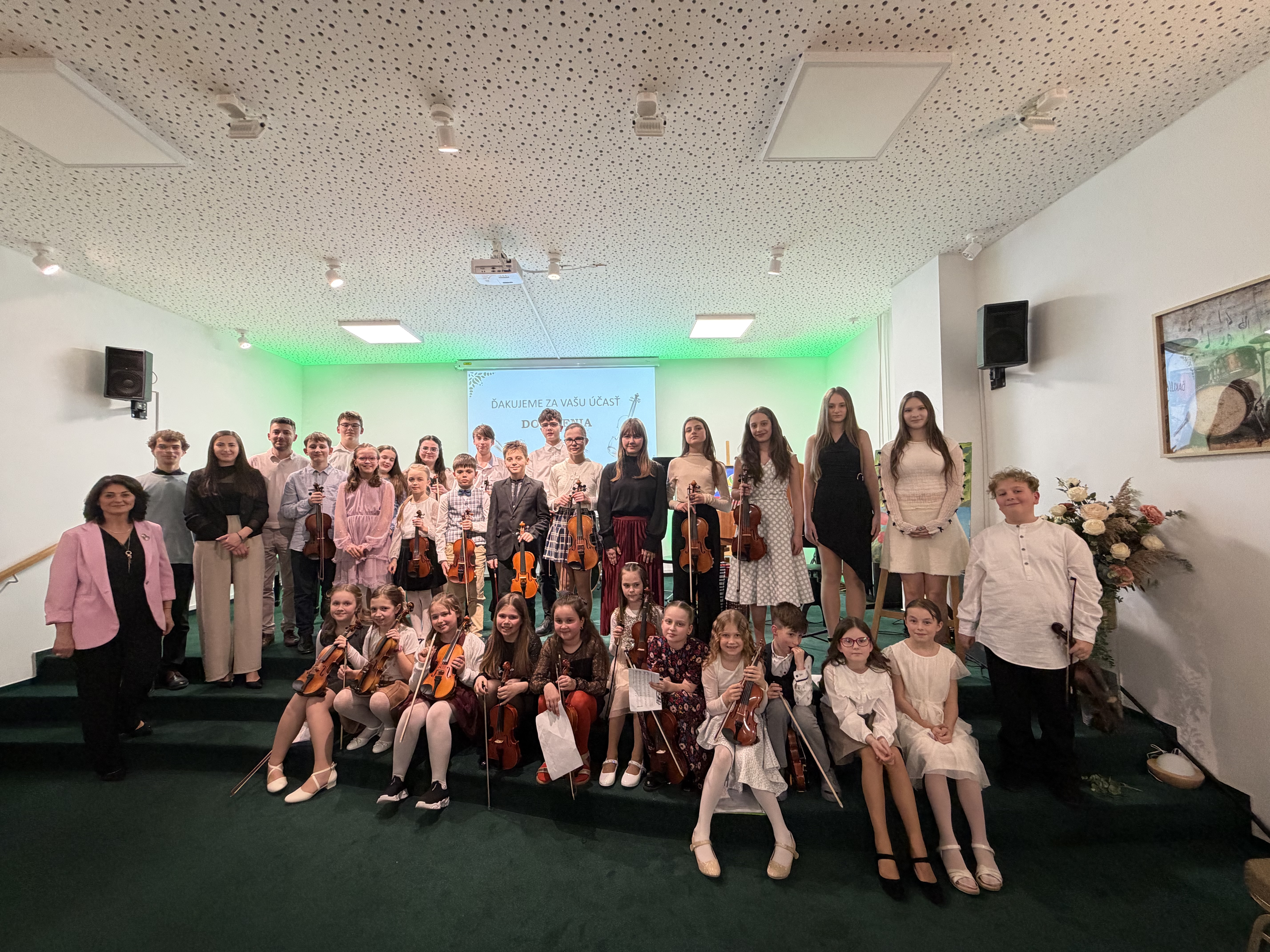 Huslisti a speváci na jednom pódiu