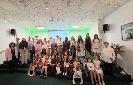 Huslisti a speváci na jednom pódiu